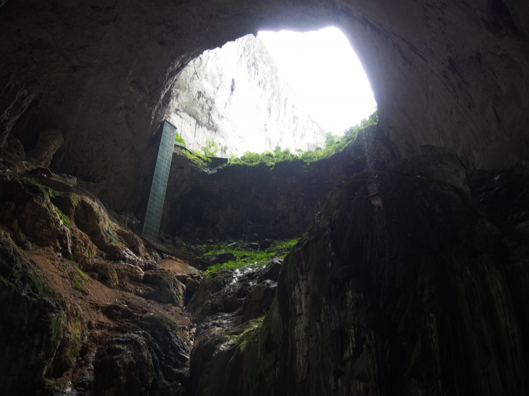 格凸河穿洞