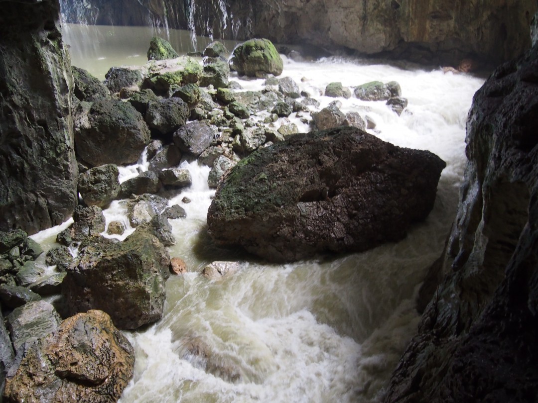 格凸河穿洞·天坑