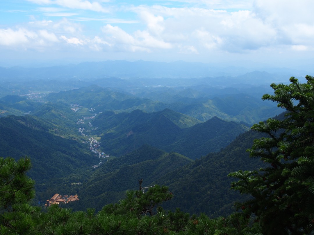 天目山-四面峰远眺山谷