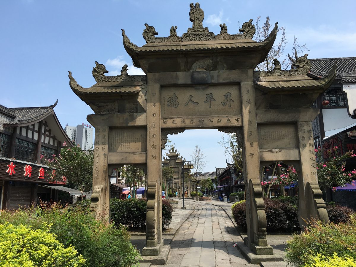 舒承浞百岁坊,牌坊最顶上雕有老寿星,很符合这座牌坊的主题
