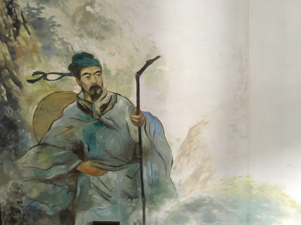 东侧房间南屋有徐霞客的画像和游览线路图。
