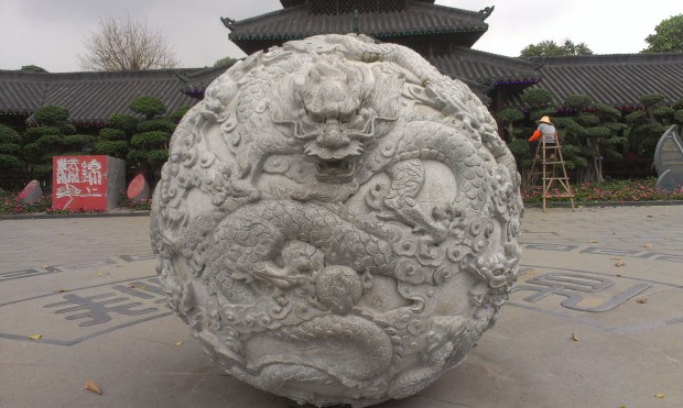 霸气的龙纹雕塑