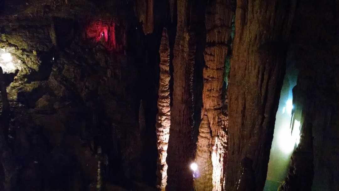 娄山关山下的天然溶洞