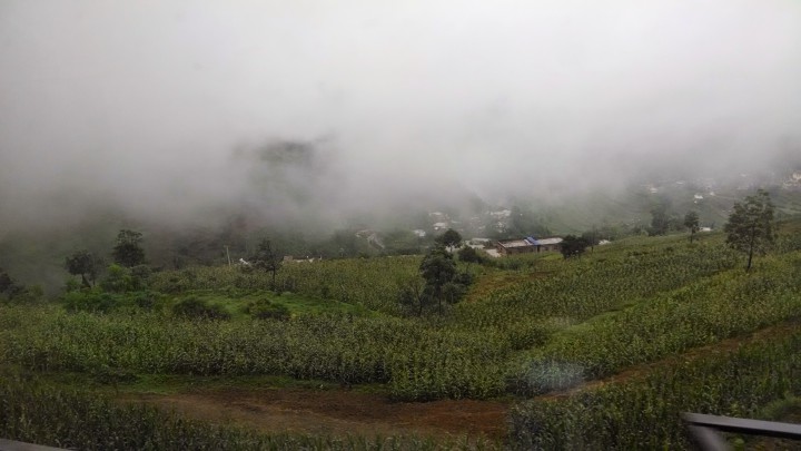 夏季·云贵高原·云南·昭通·火车窗外·大山·山区·山间村落·山间云雾