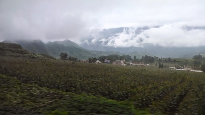 夏季·云贵高原·云南·昭通·火车窗外·大山·山区·山间村落·山间云雾
