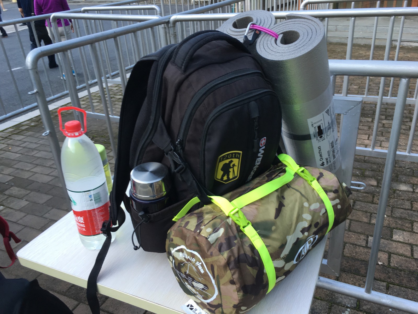 露营装备：三人帐篷、防潮垫、空调被、保温杯、零食