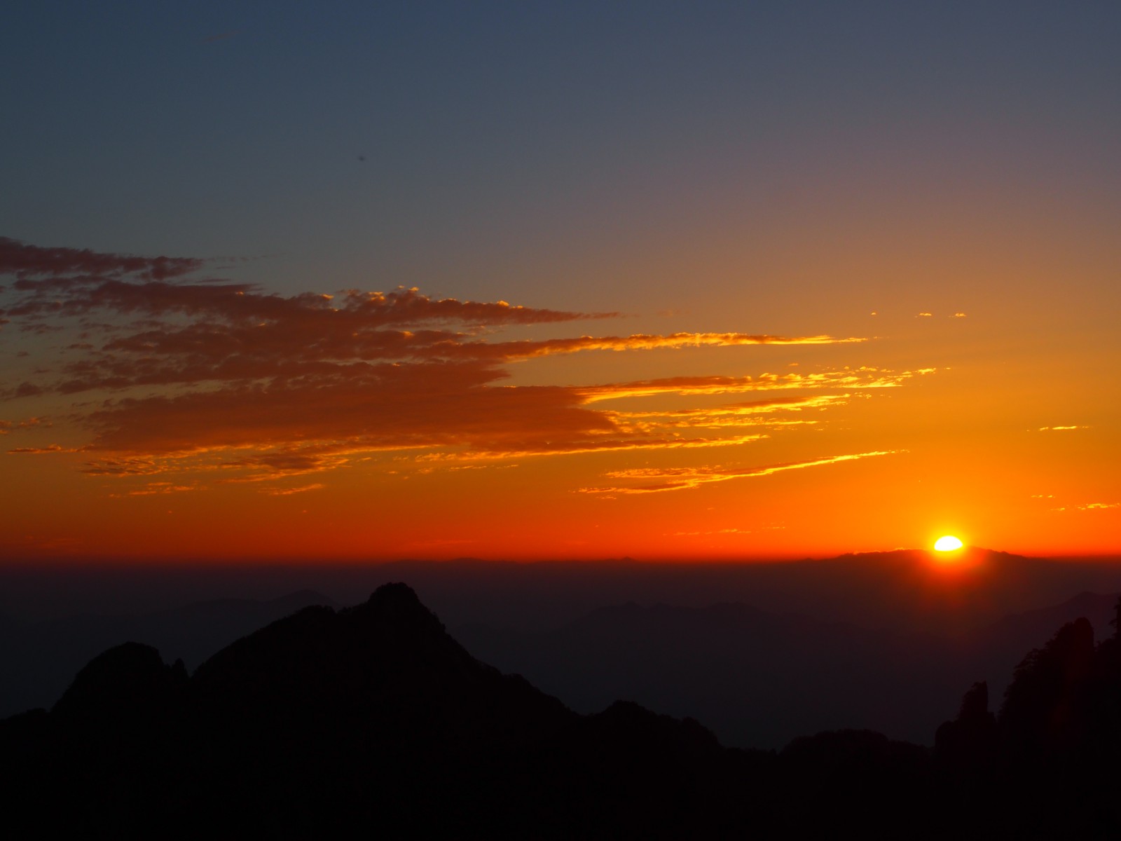 太阳从天边露出半边脸