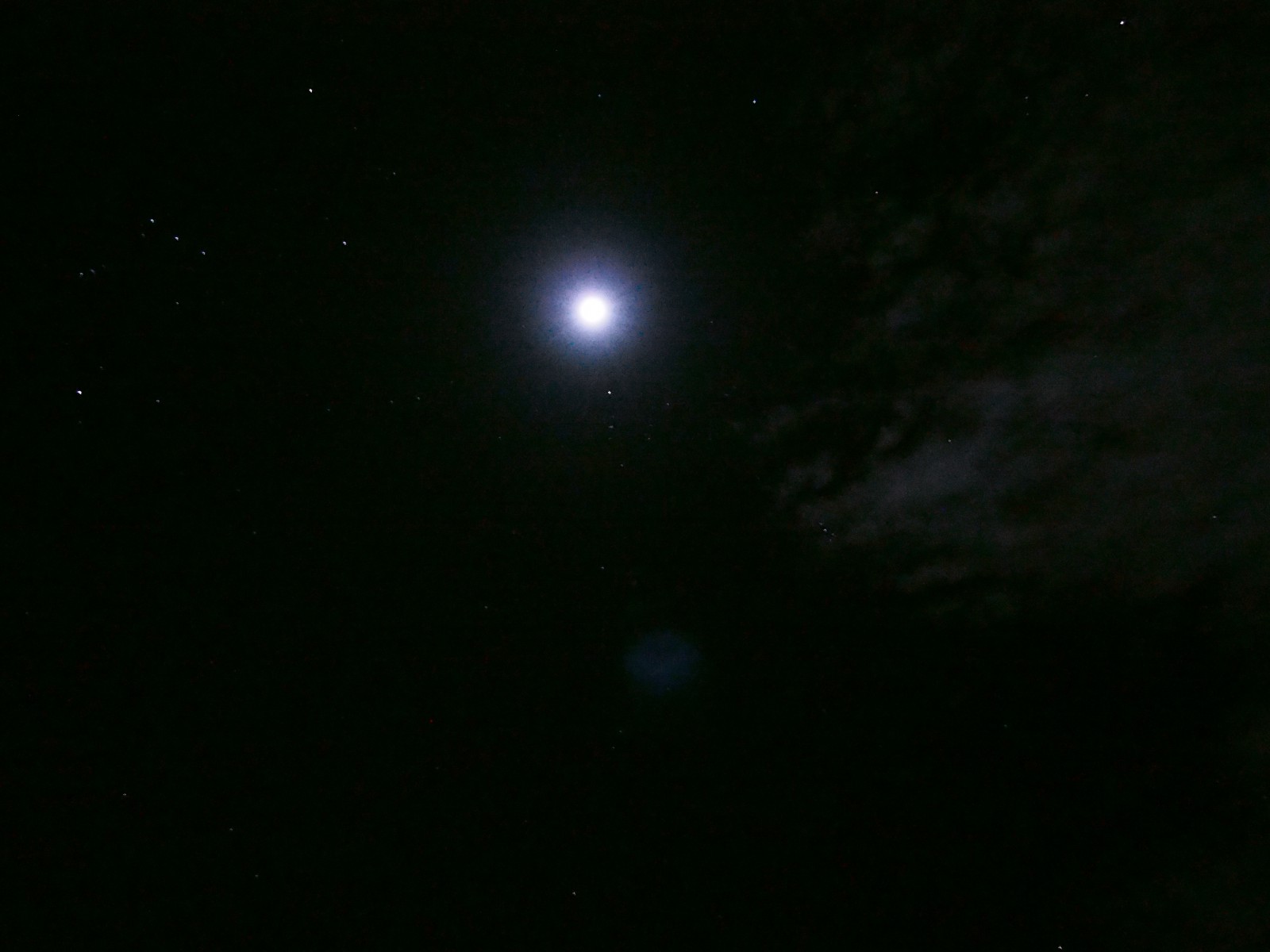 半夜起来装开水拍的夜空，看来还是没有学会用相机