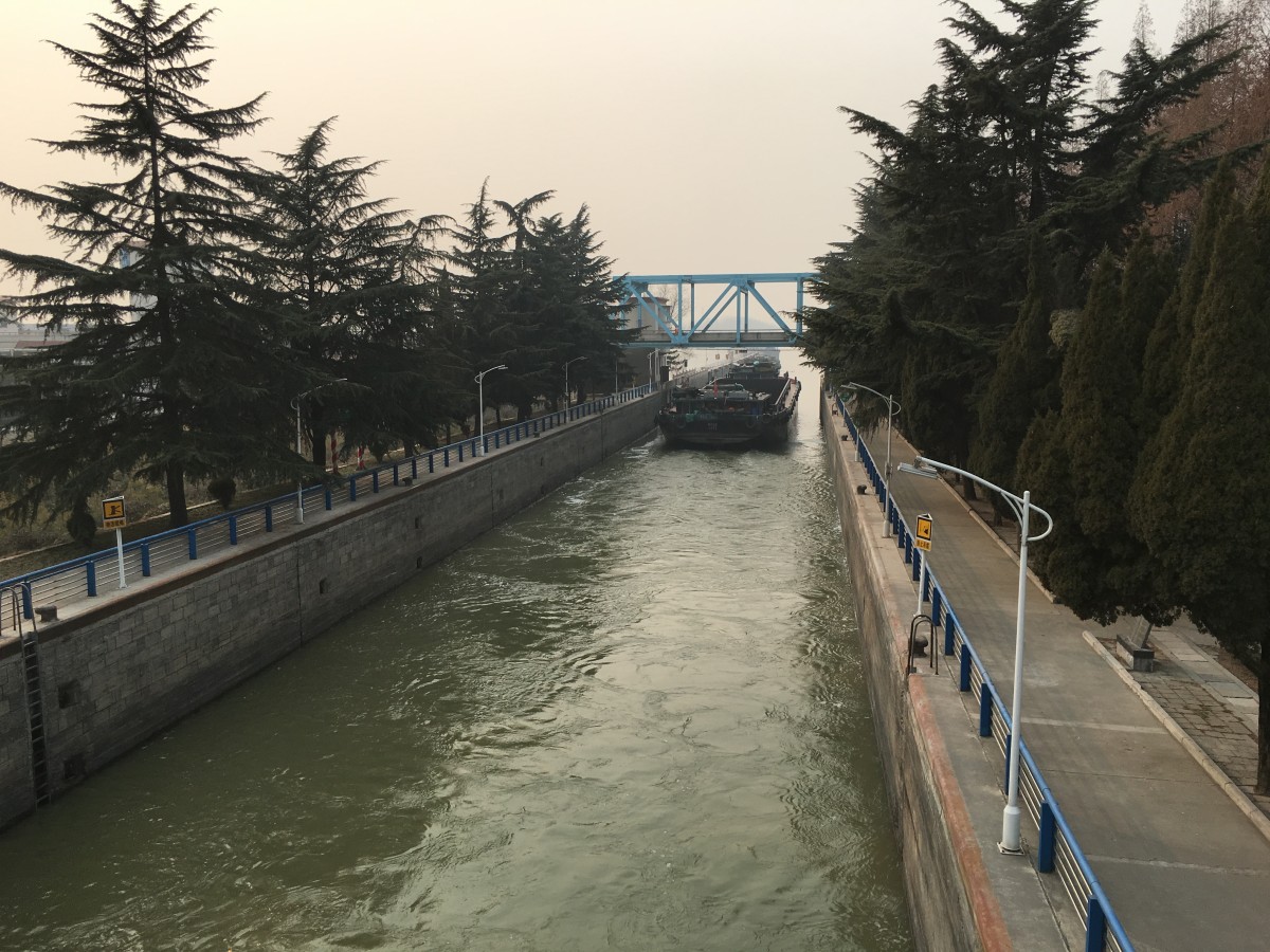 船只依次缓缓驶出上游闸门