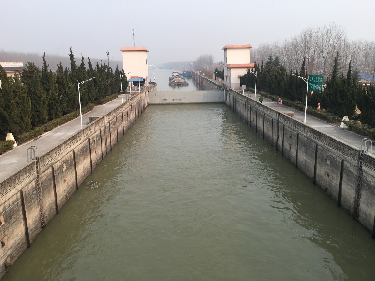 等待过闸的船只