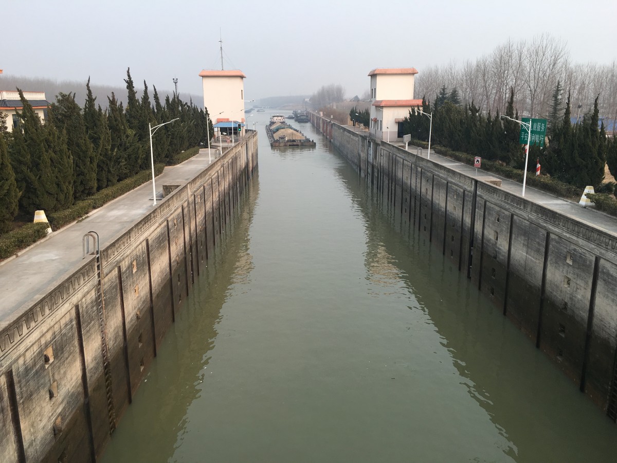 下游船只从下游侧闸门驶入闸内