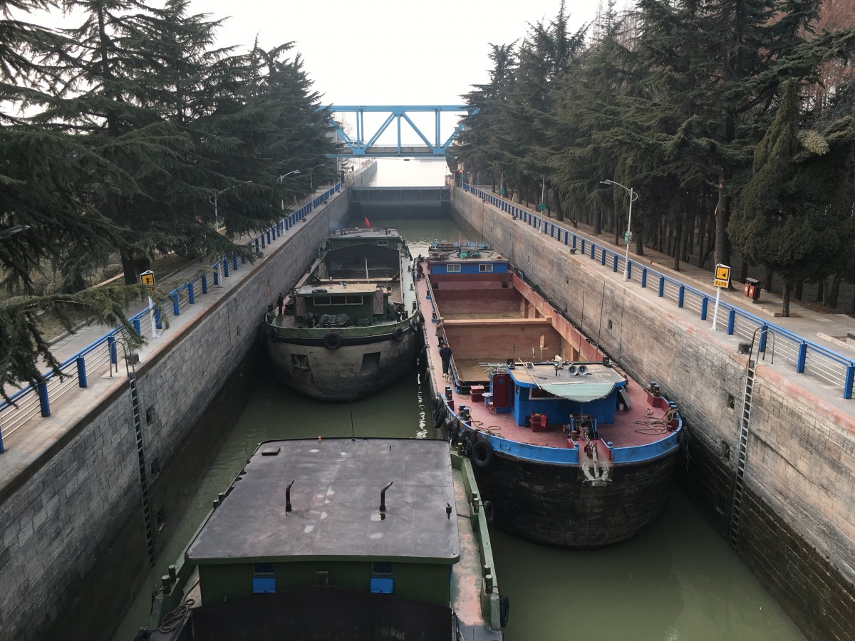 进入闸室内部的船只