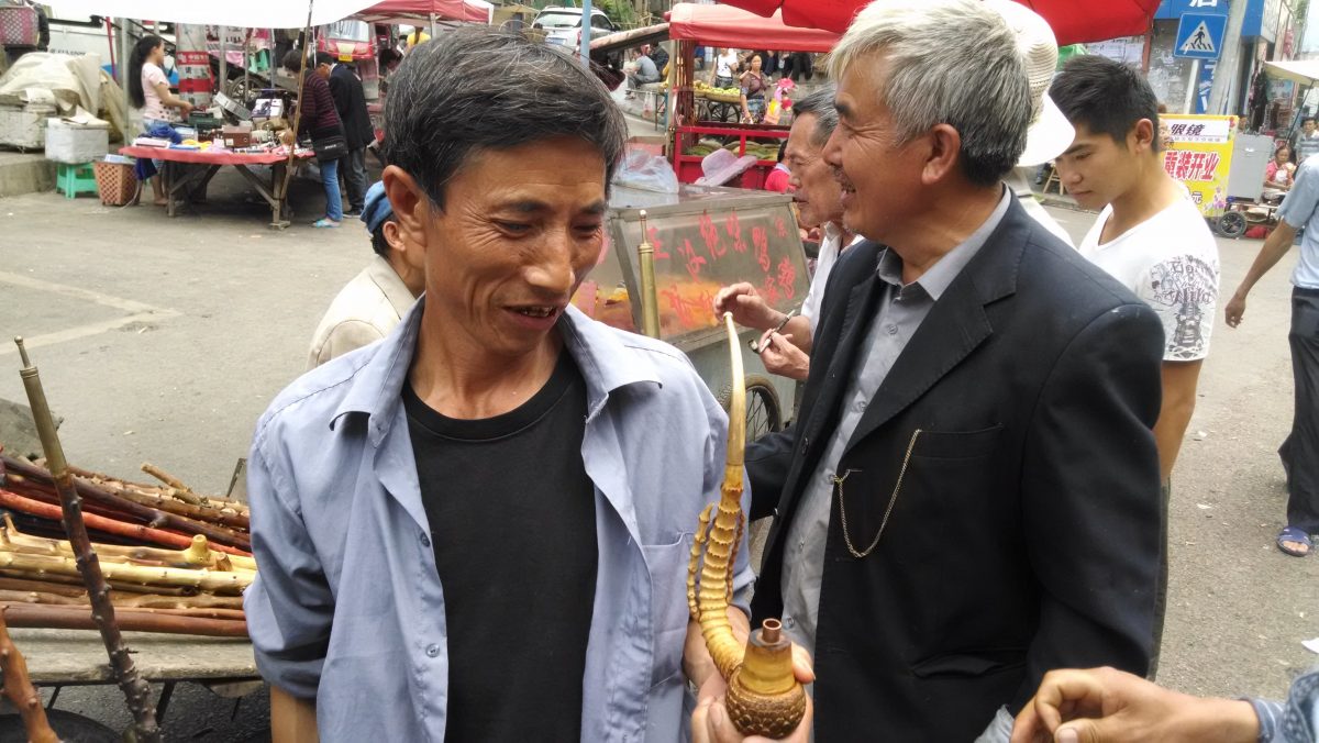 边上是挑选和看热闹的人