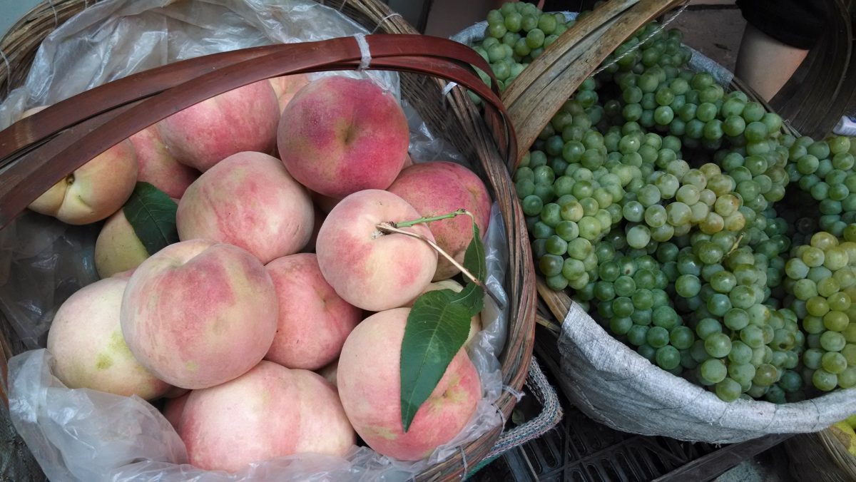 新鲜的桃子和葡萄