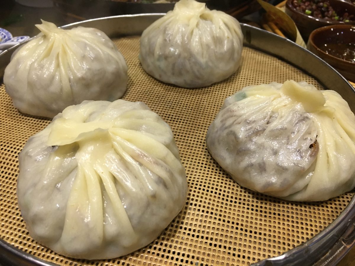 包子，皮薄馅大，粉丝肉末的，三元一个，个头真大