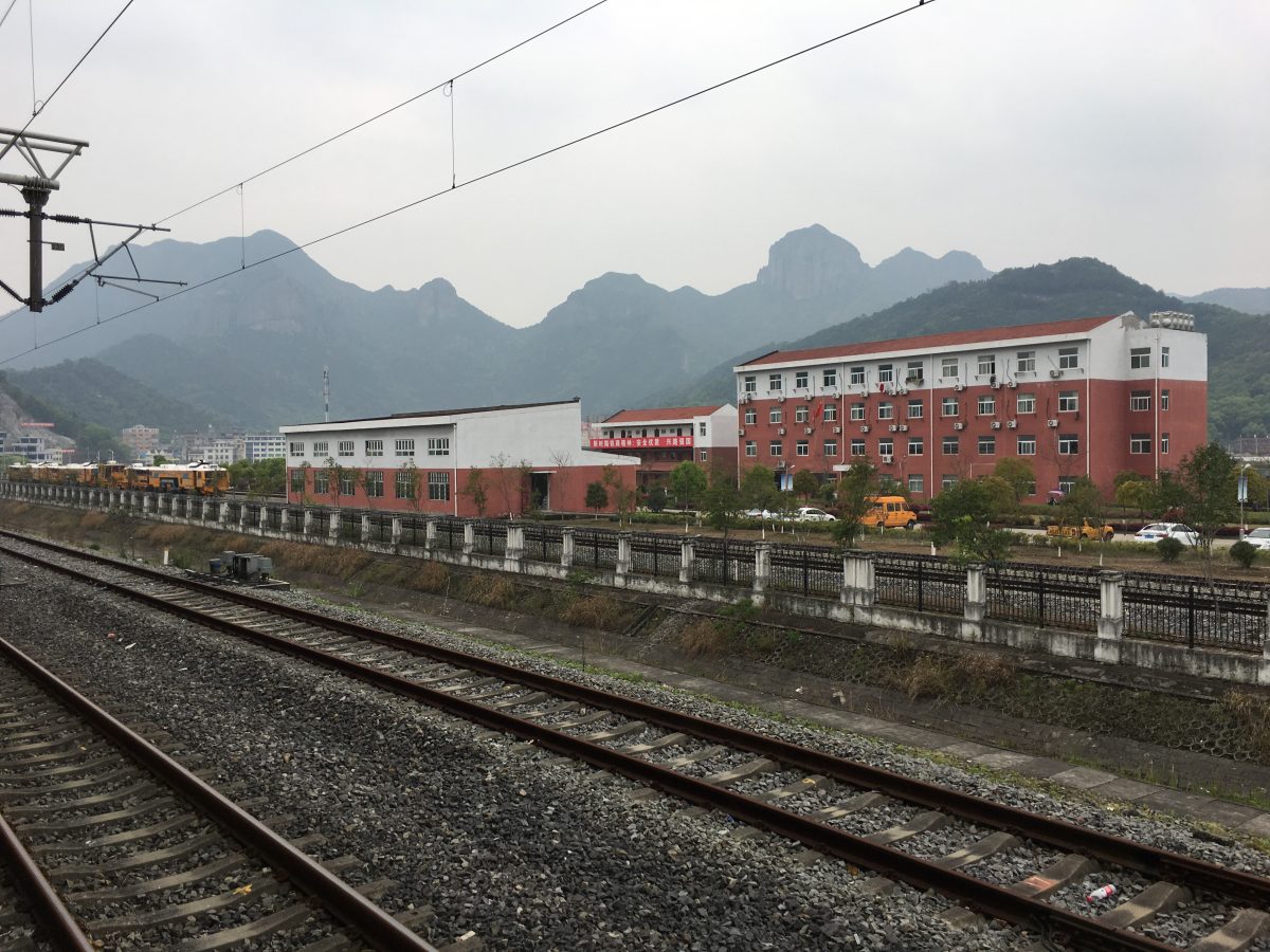 浙江温州乐清高铁站外风光