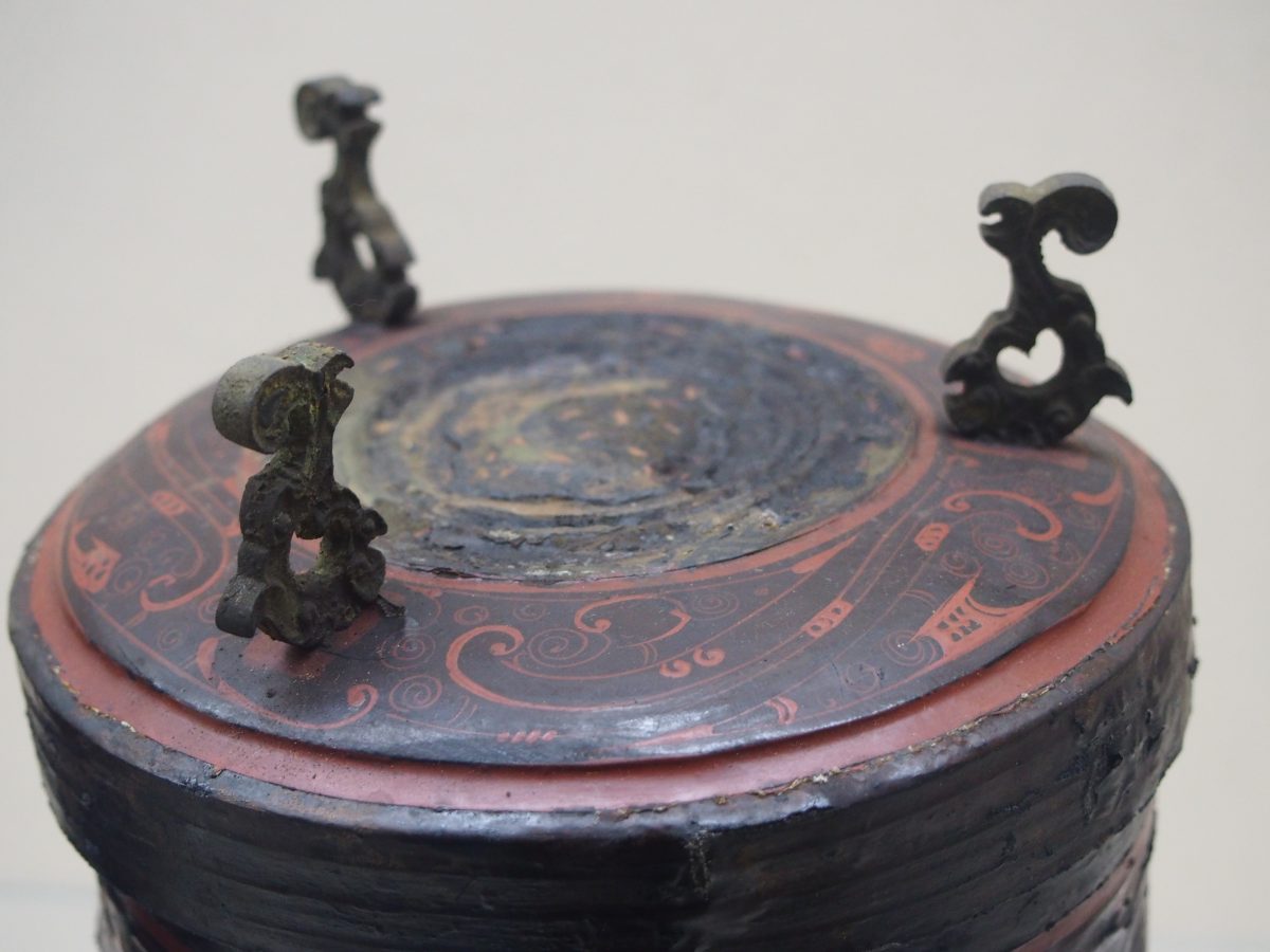 西汉漆卮顶部细节