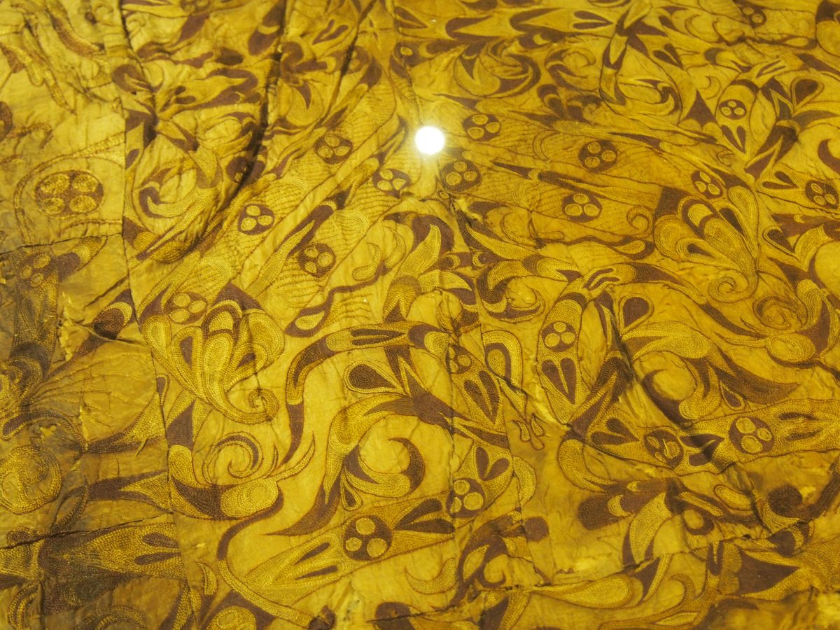 蟠龙飞凤纹绣浅黄绢面衾（原件）