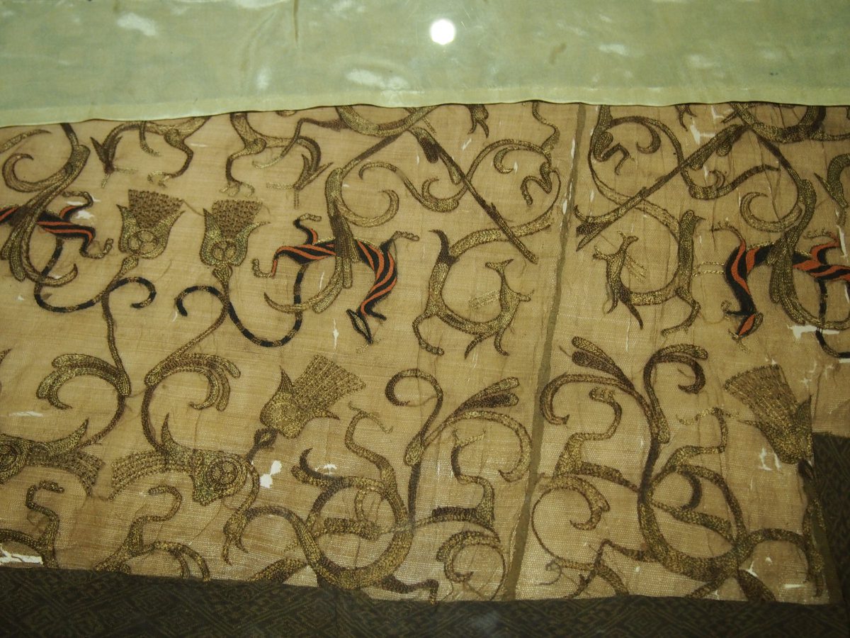 战国龙凤虎纹绣罗