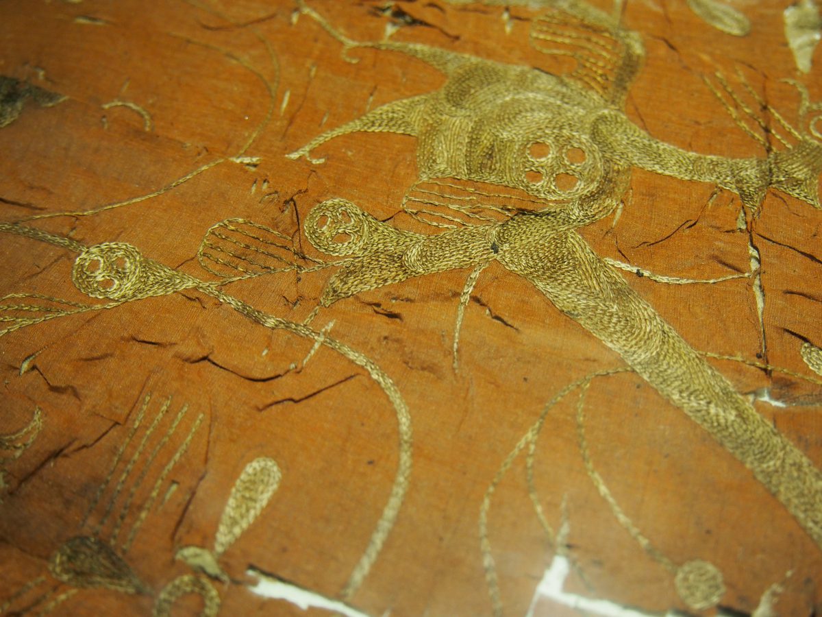 凤鸟花卉纹绣红棕绢面棉裤局部