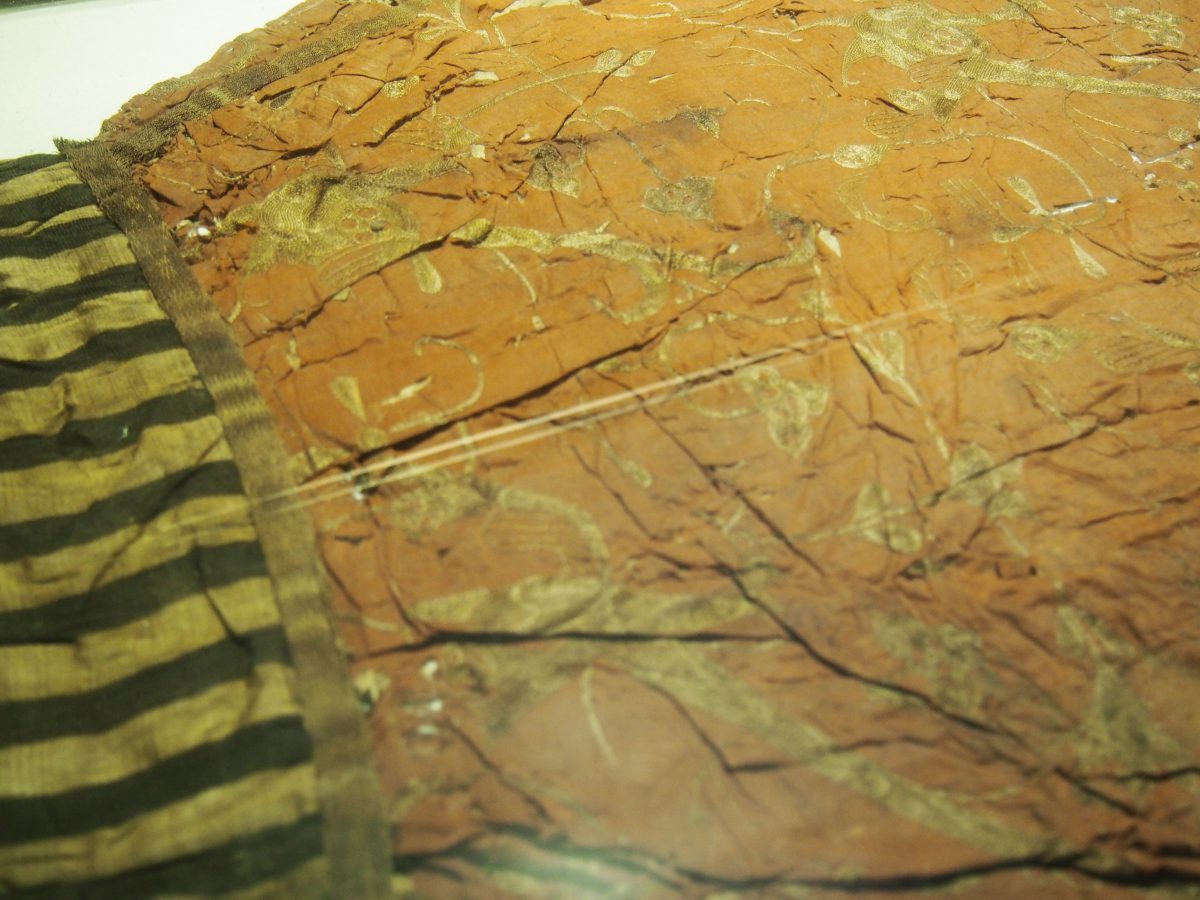 凤鸟花卉纹绣红棕绢面棉裤