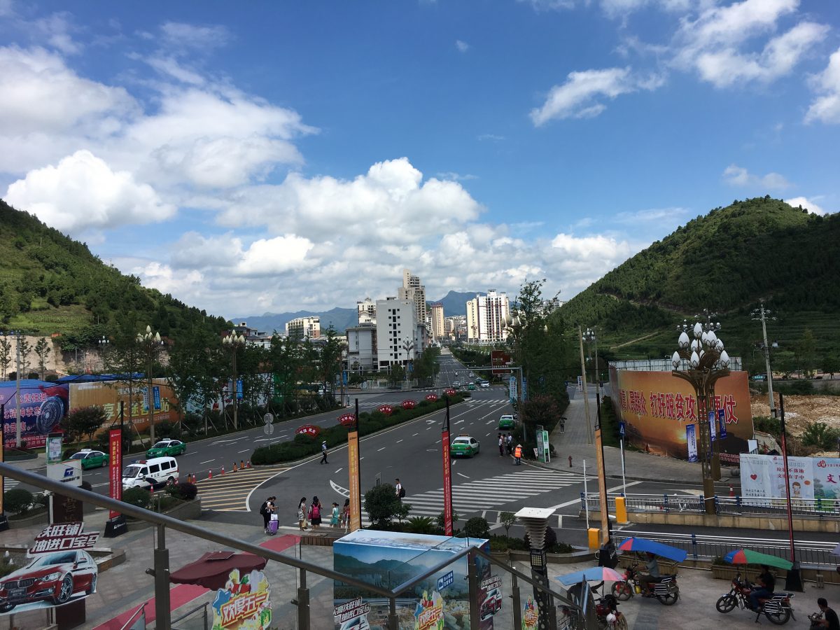 夏季·云贵高原·贵州·黔东南苗族侗族自治州·凯里·火车·山区·城市·道路·天空·蓝天白云