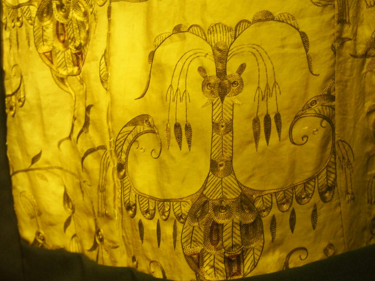 凤鸟花卉纹绣浅黄绢面绵袍局部（复制品）