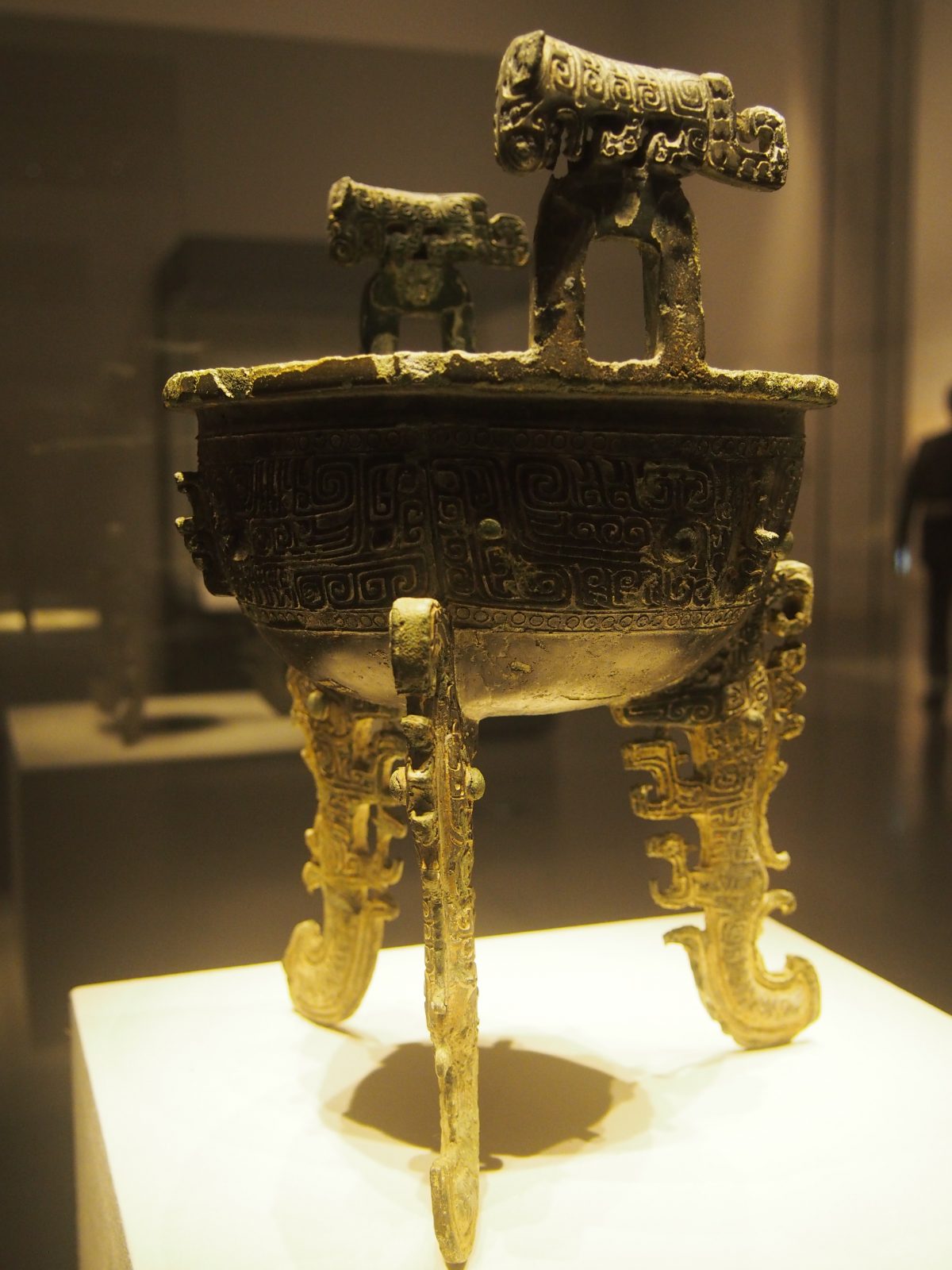 商后期夔龙形扁组青铜鼎