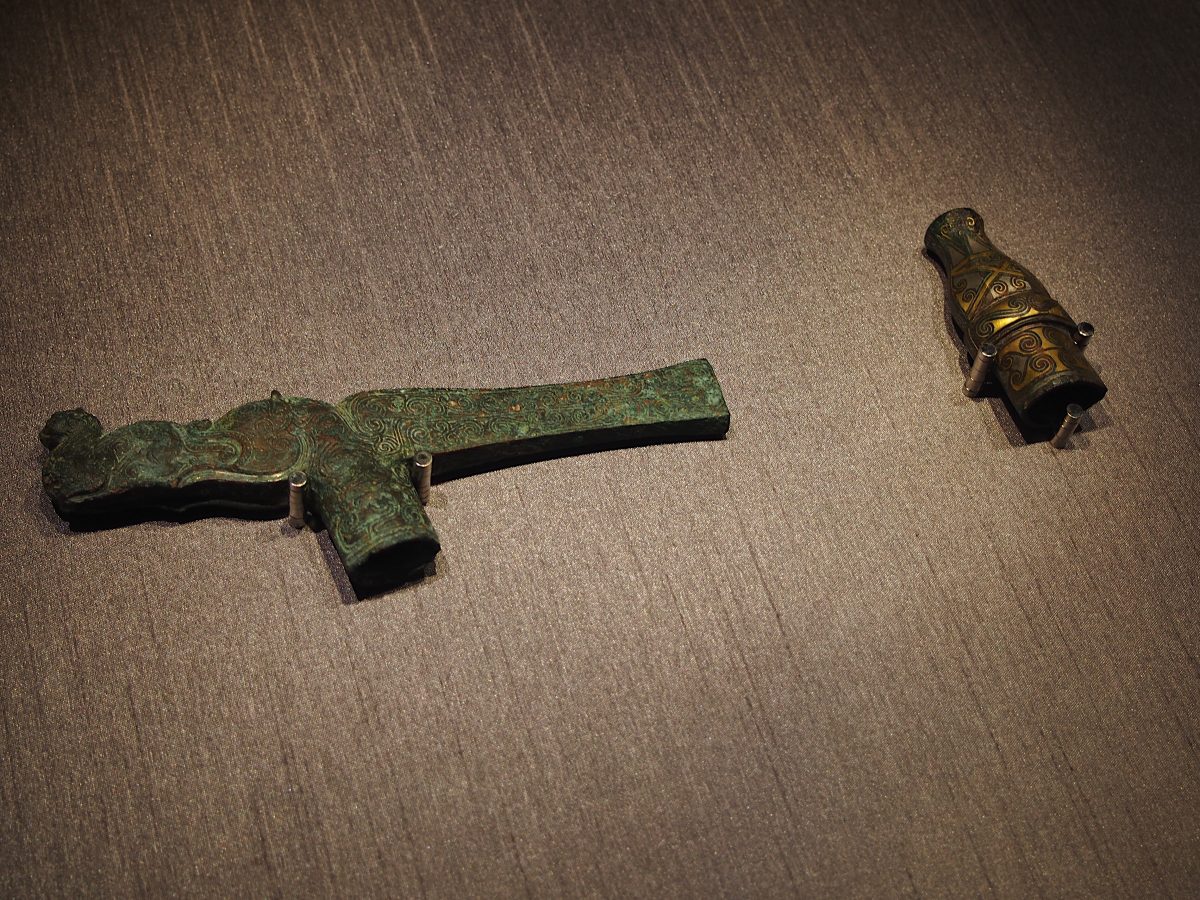 虎衔羊铜杖首
