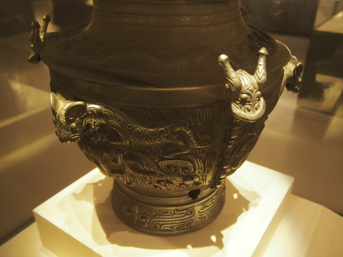 商（淮夷）·龙虎纹青铜尊