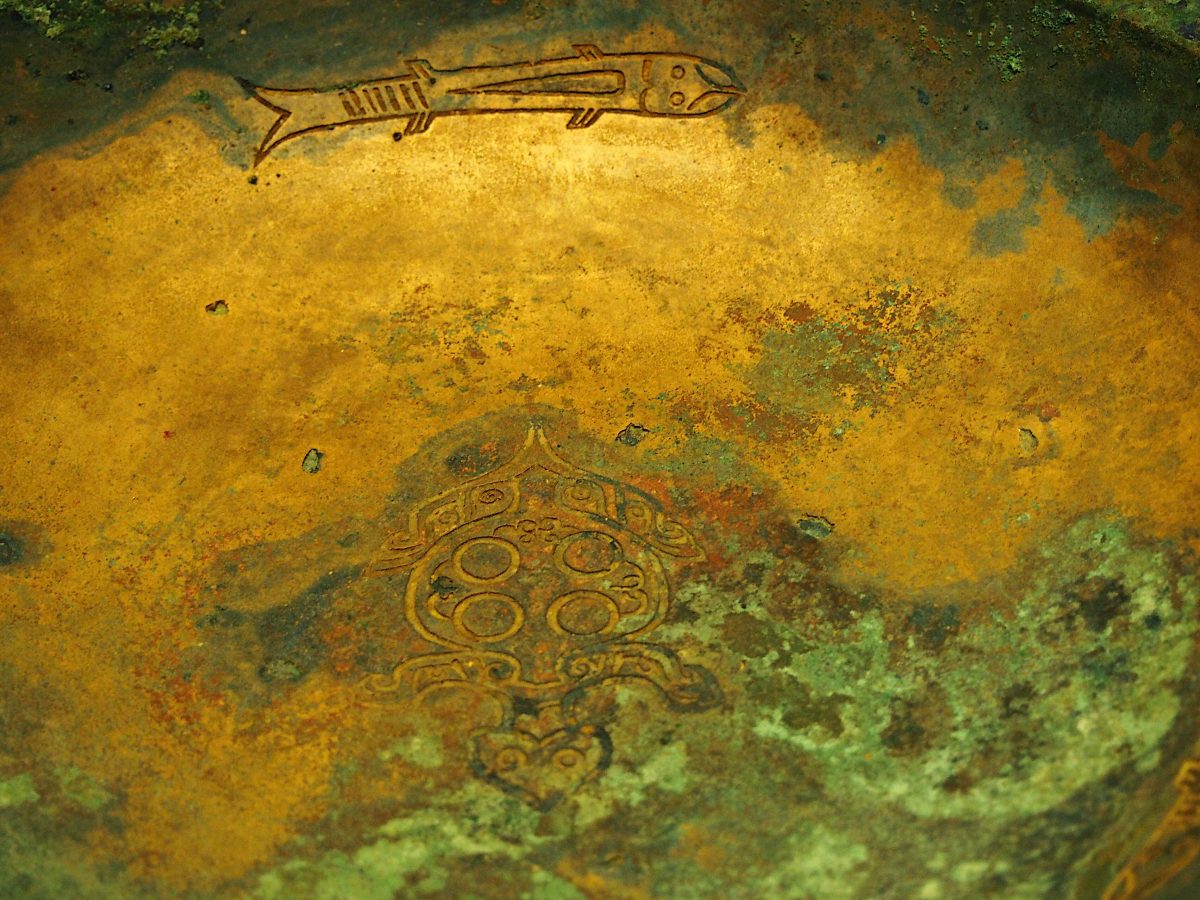 商后期龟鱼纹盘