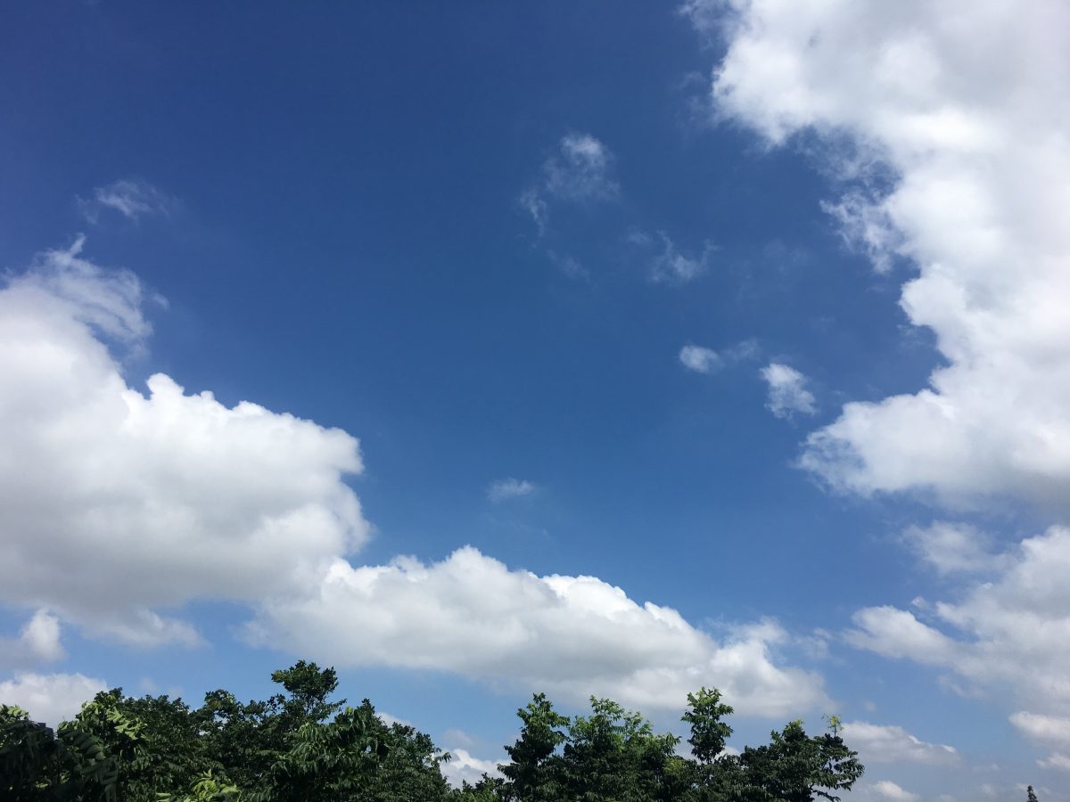 台风玛莉亚带来的蓝天白云