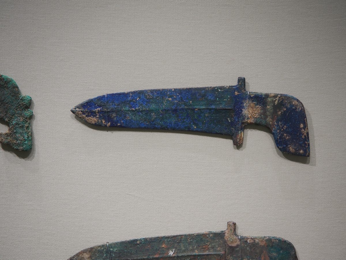 有着漂亮锈迹的青铜戈