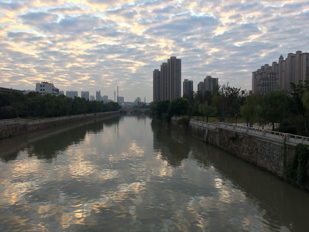 秋季·仲秋·清晨·朝霞·霞光·天空·云·京杭运河·江苏·江南·城市