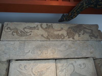 方城东关墓道门画像石