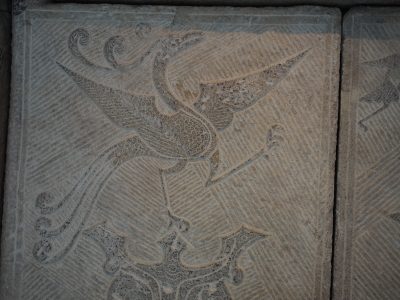 方城东关墓道门画像石