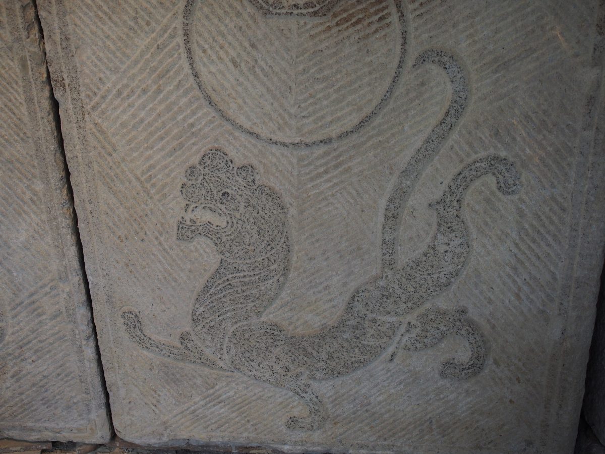 方城东关墓道门画像石