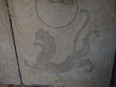方城东关墓道门画像石