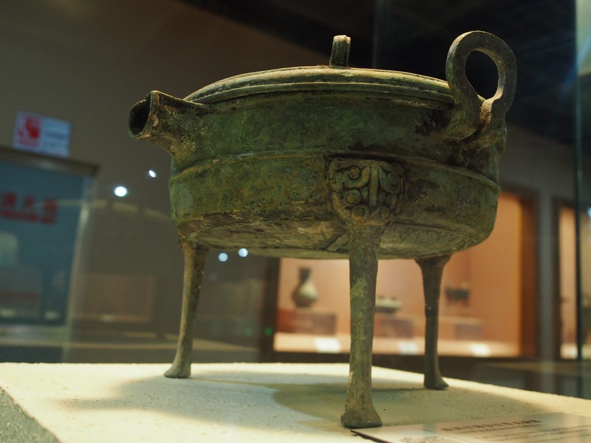 战国早期带流铜鼎
