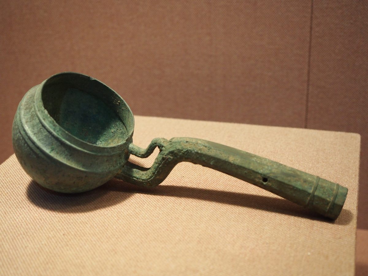 春秋中期云纹九棱汤斗