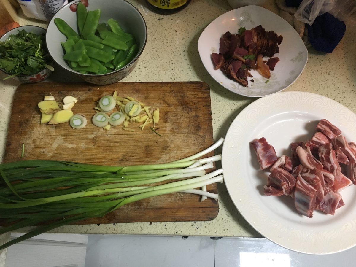 冬季·厨房·烧菜·切菜板食物·蒜苗·羊肉