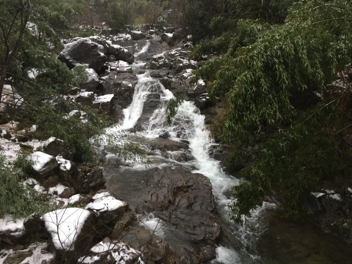 山涧溪流