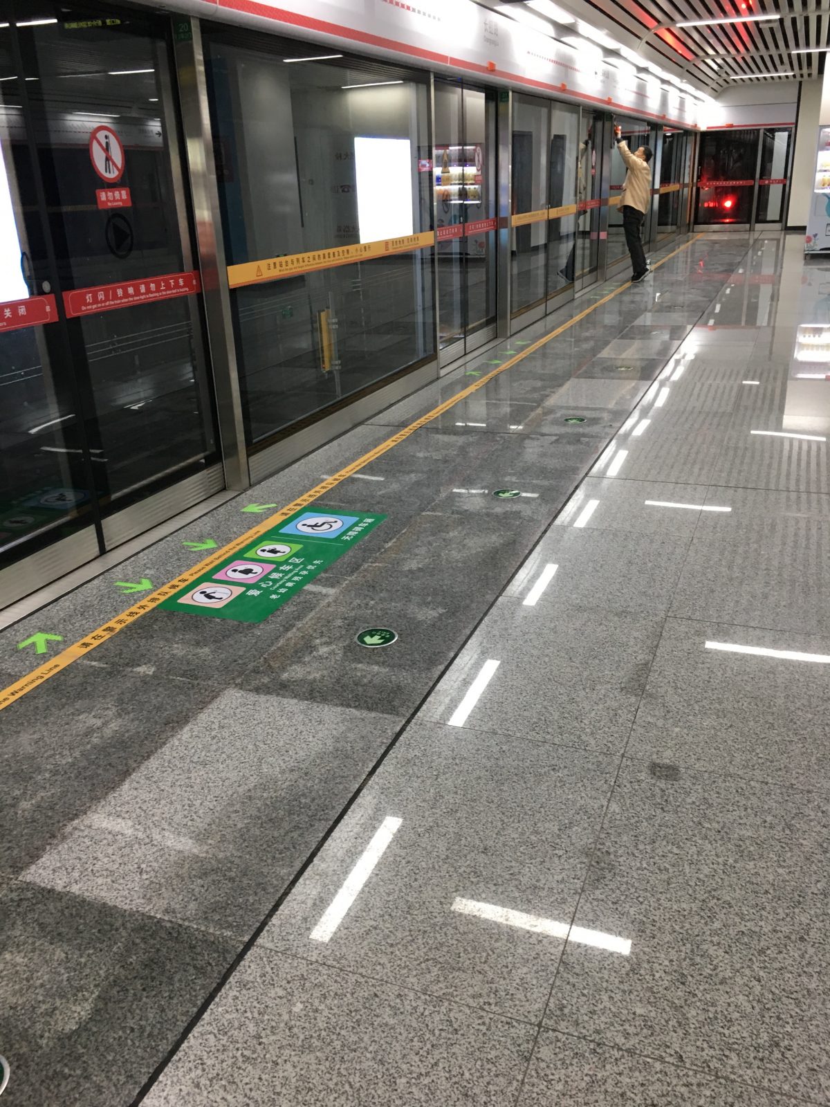 疫情期间的地铁站
