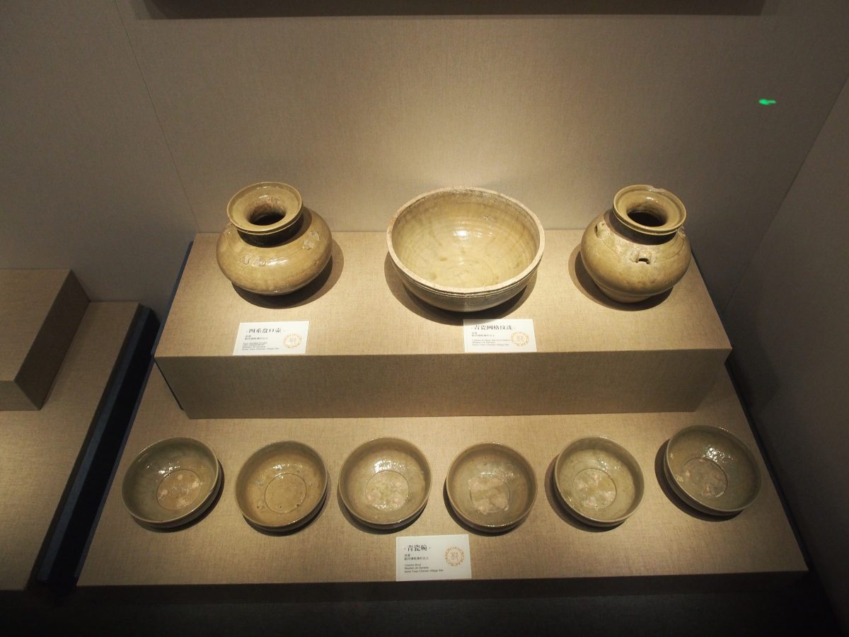 青瓷盘口壶、青瓷碗、盘口壶