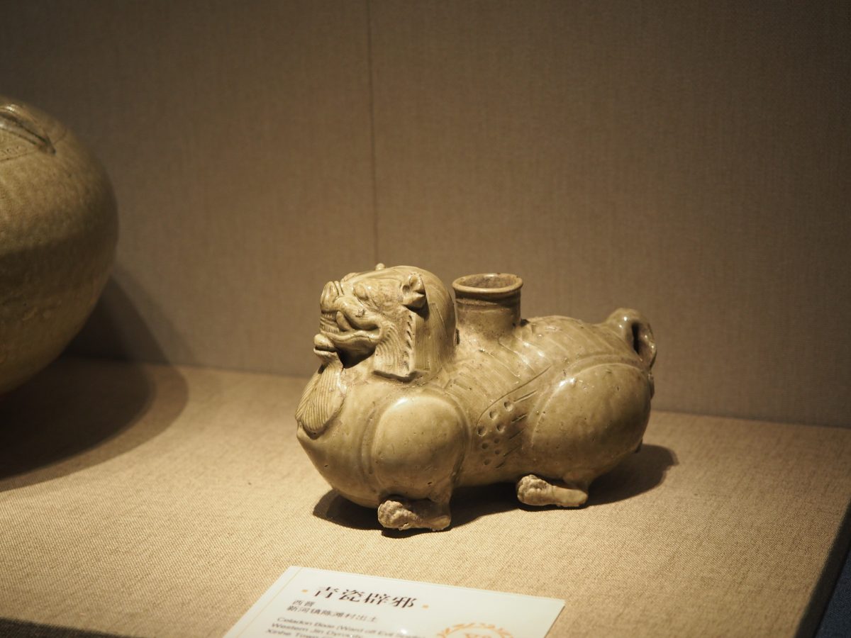 青瓷辟邪烛台