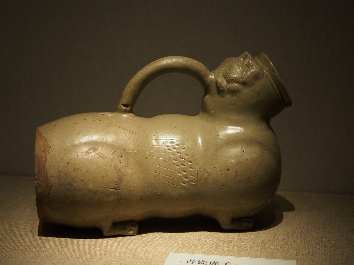 青瓷虎子