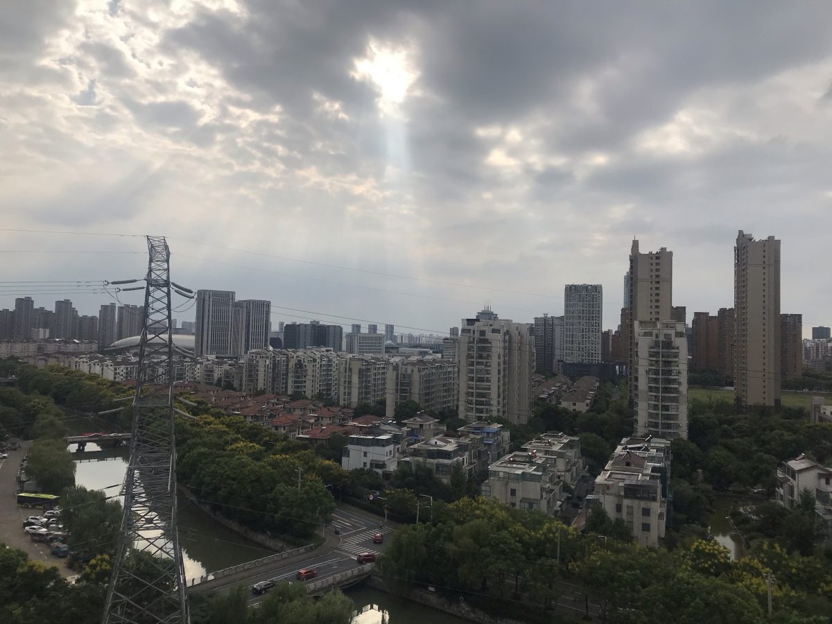 天空·阴云·光隙