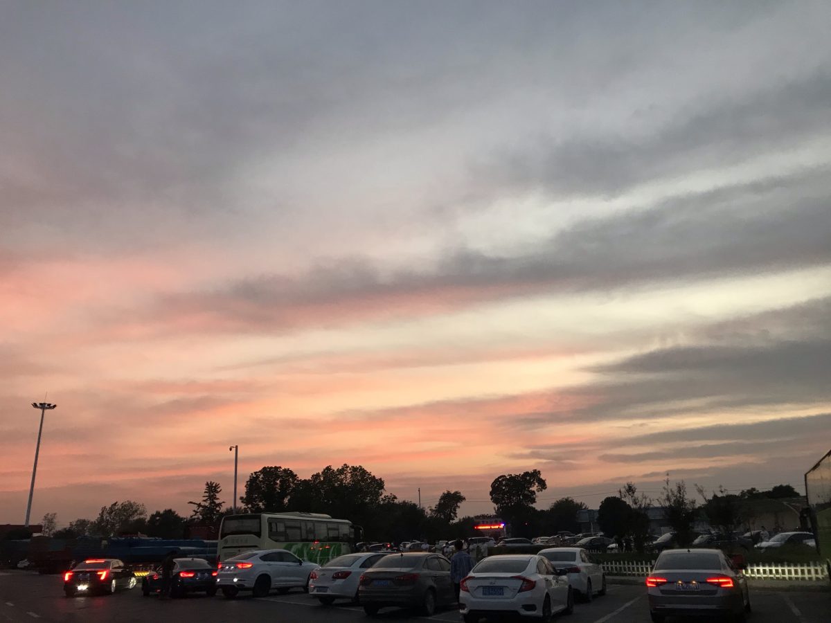 秋季·高速公路服务区天空·夕阳余辉